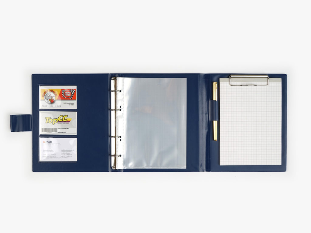 Dreiteilige Mappe aus Weich-PVC mit Visitenkartenfenstern, Ringbuchmechanik, Stifthalter und Klemmmechanik,.